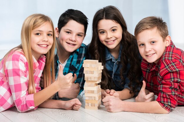 Kinder spielen Jenga