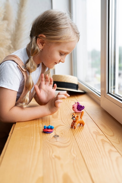 Kostenloses Foto kinder spielen mit knete