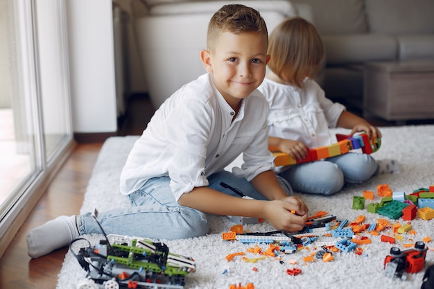 Kinder spielen mit Lego in einem Spielzimmer