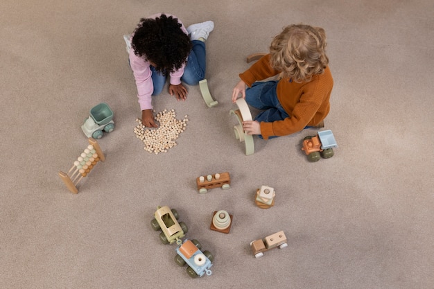 Kinder spielen mit Öko-Spielzeug Draufsicht