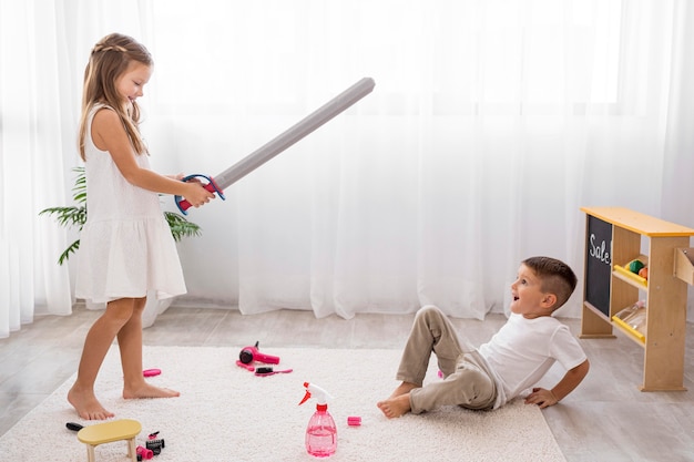 Kinder spielen mit Schwertspielzeug