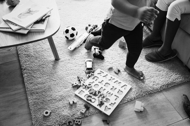 Kinder spielen mit Spielzeug im Wohnzimmer