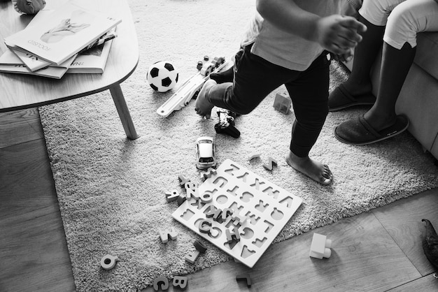 Kinder spielen mit Spielzeug im Wohnzimmer