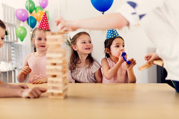 Kinder spielen Spiel auf Party