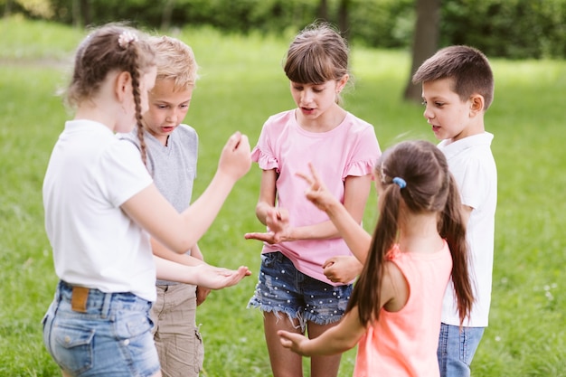 Kinder spielen Stein Schere Papier