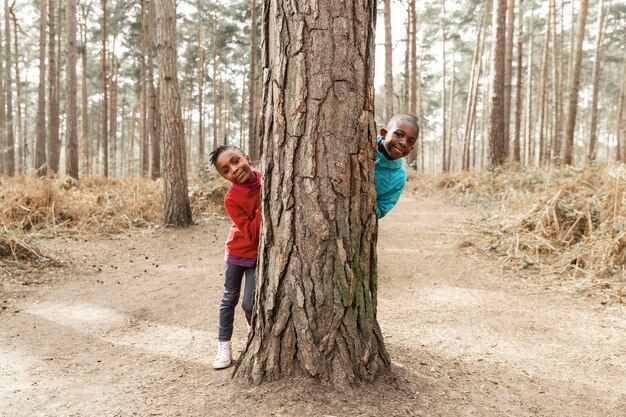 Kinder spielen Verstecken