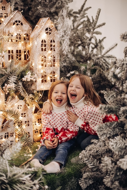 Kinder stehen auf der oberen Ebene der Weihnachtsdekoration