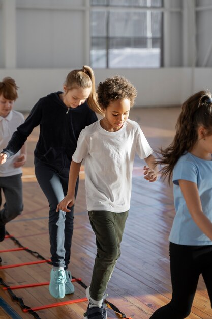 Kinder trainieren zusammen im Fitnessstudio
