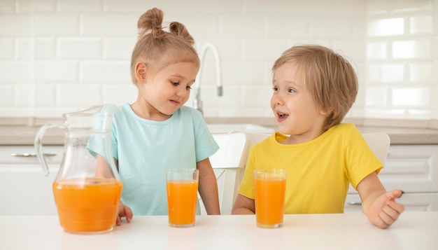 Kinder trinken zu Hause Saft