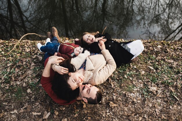 Kinder und Kinder kuscheln im Park