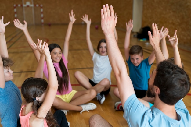 Kostenloses Foto kinder und sportlehrer hautnah