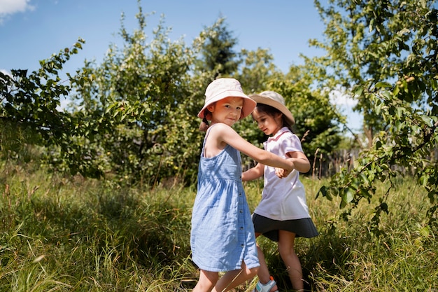 Kinder verbringen Zeit im Freien in einer ländlichen Gegend und genießen ihre Kindheit