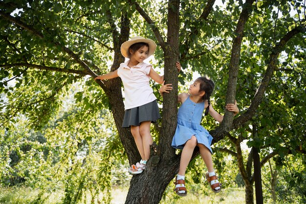 Kinder verbringen Zeit im Freien in einer ländlichen Gegend und genießen ihre Kindheit