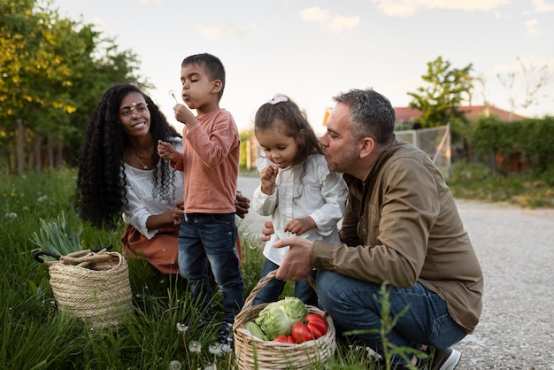 Kostenloses Foto kinder verbringen zeit mit ihren eltern