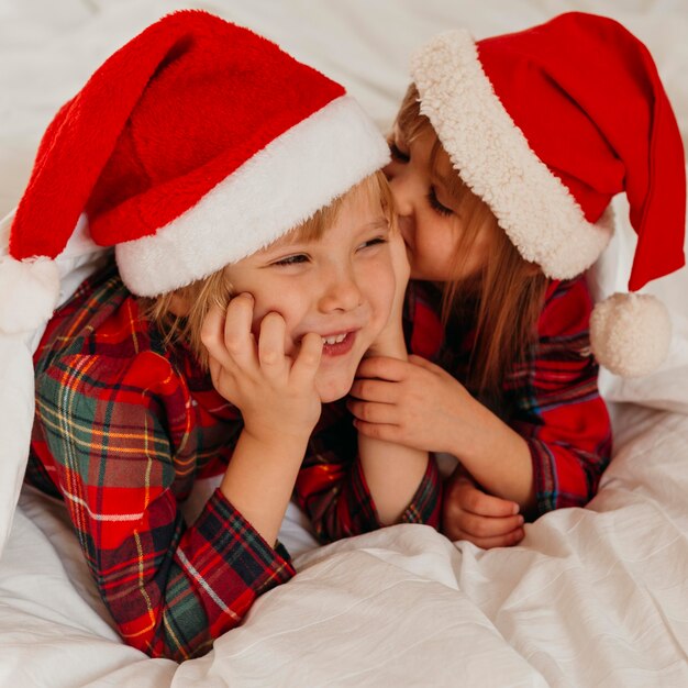 Kinder verbringen Zeit zusammen am Weihnachtstag