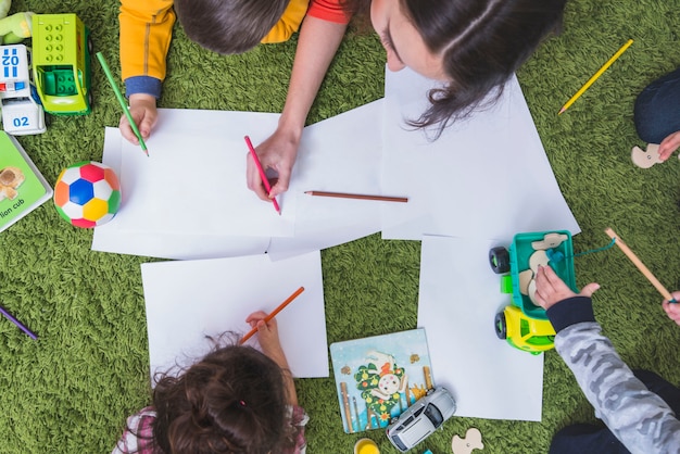 Kostenloses Foto kinder zeichnen und spielen