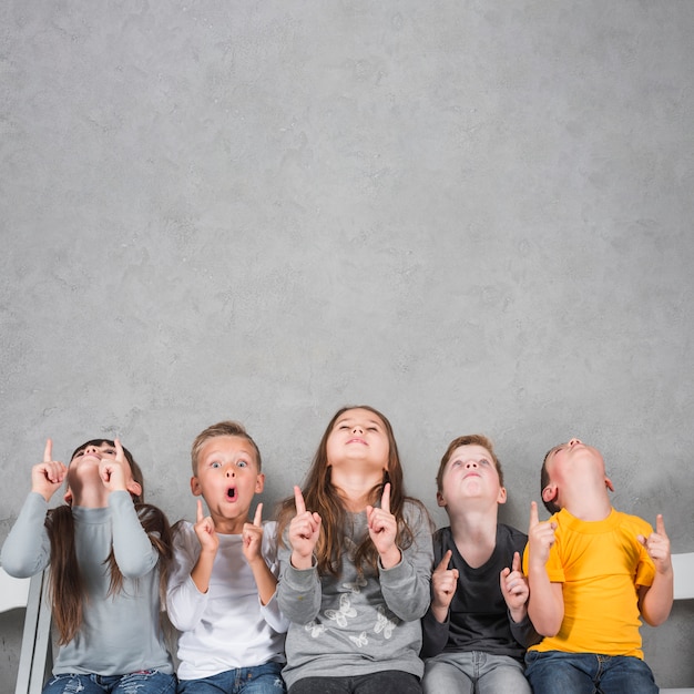 Kostenloses Foto kinder zeigen nach oben