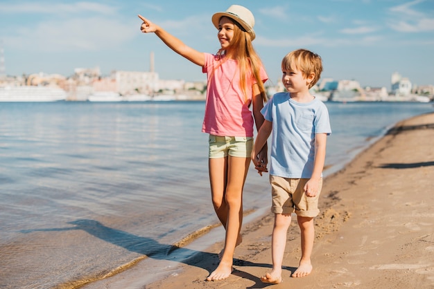 Kinder zu Fuß am Strand entlang