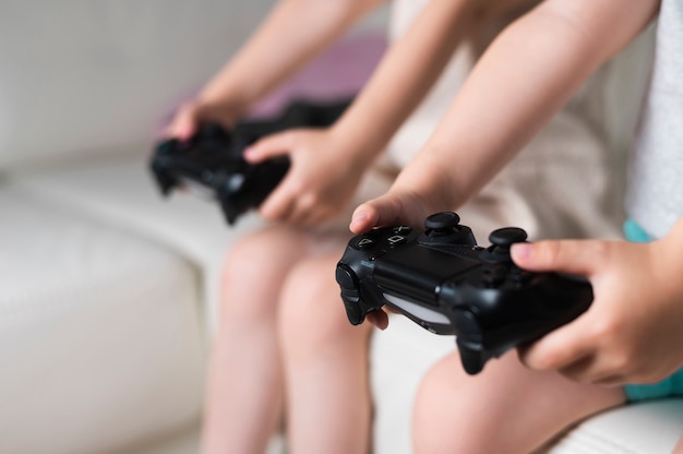 Kostenloses Foto kinder zu hause spielen mit joysticks