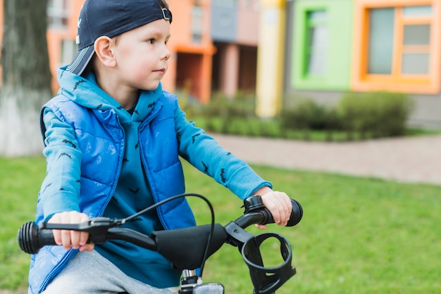 Kinderfahrrad draußen