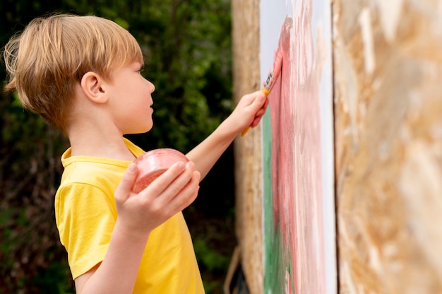 Kostenloses Foto kindermalerei mit mittlerer aufnahme