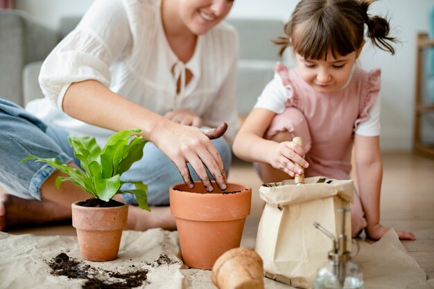 Kindertopfpflanze zu Hause als Hobby