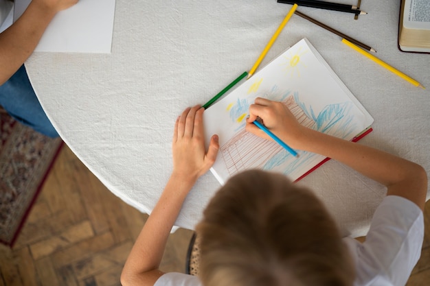 Kinderzeichnung auf Papier von oben