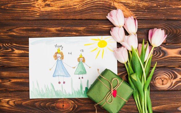 Kinderzeichnung der Königin und der Prinzessin mit Blumen und Geschenkbox