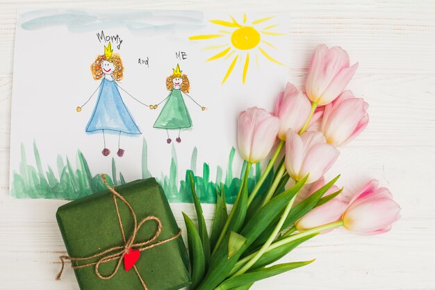 Kinderzeichnung der Mutter mit Blumen und Geschenk