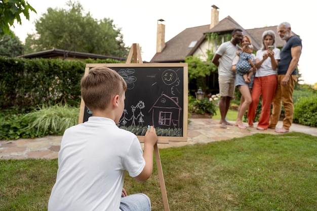 Kostenloses Foto kinderzeichnung mit mittlerer aufnahme an bord