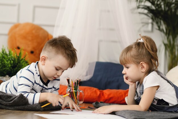 Kindheit. Zwei Kinder zu Hause