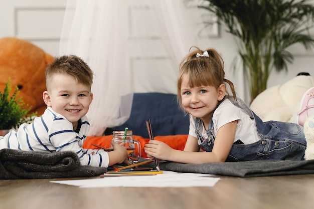 Kindheit. Zwei Kinder zu Hause