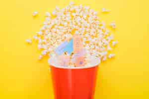 Kostenloses Foto kino-tickets in popcorn eimer