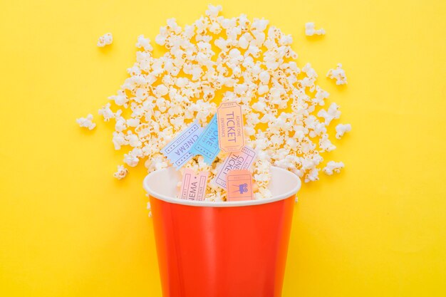 Kino-Tickets in Popcorn Eimer