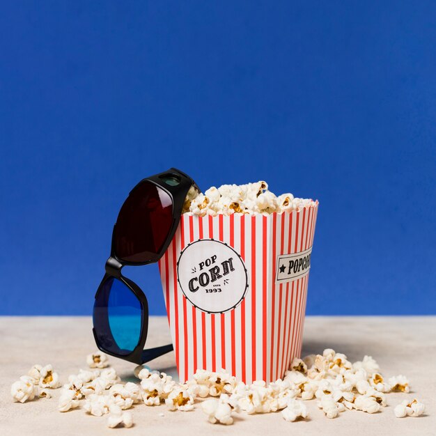 Kostenloses Foto kinobrille und popcorn