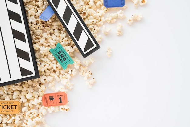 Kinokonzept mit Filmklappe und Popcorn