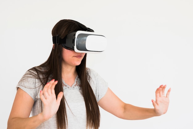 Kinokonzept mit Frau, die vr Gläser trägt