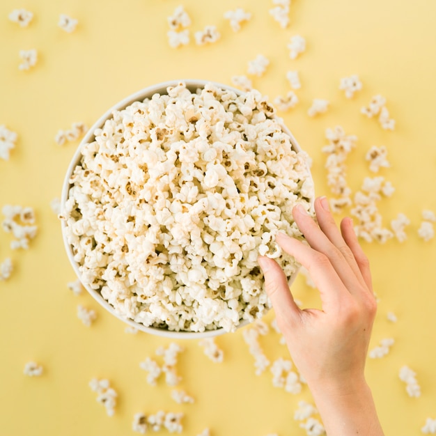 Kinokonzept mit Popcorn