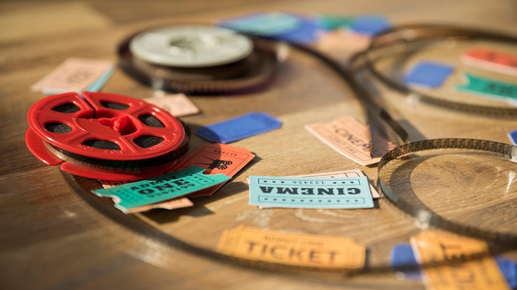 Kostenlose Foto kinokonzept mit rolle und tickets