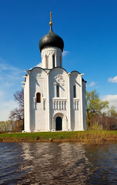 Kirche der Fürbitte am Fluss Nerl in der Flut