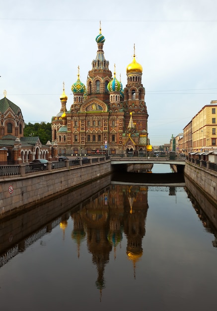 Kostenloses Foto kirche des erlösers auf blut im sommer