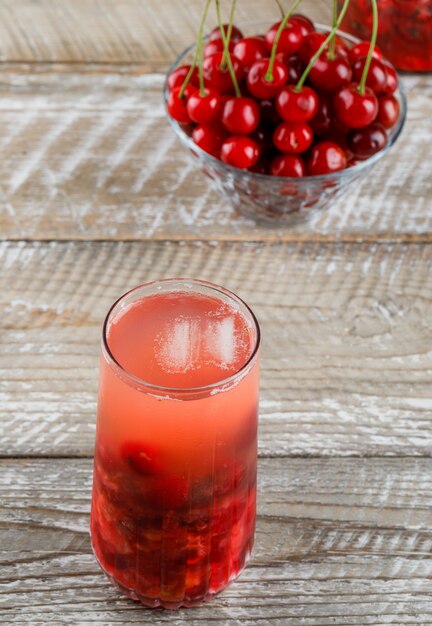 Kirschen in einer Schüssel mit Marmelade, Cocktail High Angle View auf einem Holz