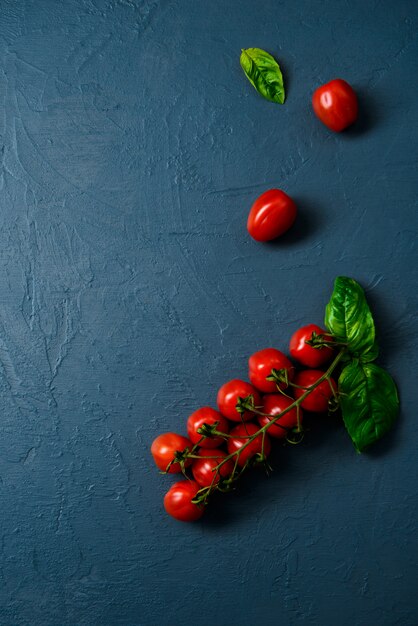 Kirschtomaten über blauer Oberfläche