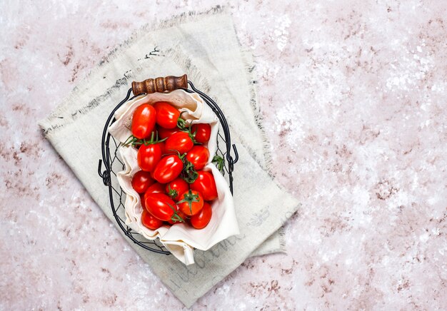 Kirschtomaten von verschiedenen Farb-, Gelben und Rotenkirschtomaten auf hellem Hintergrund