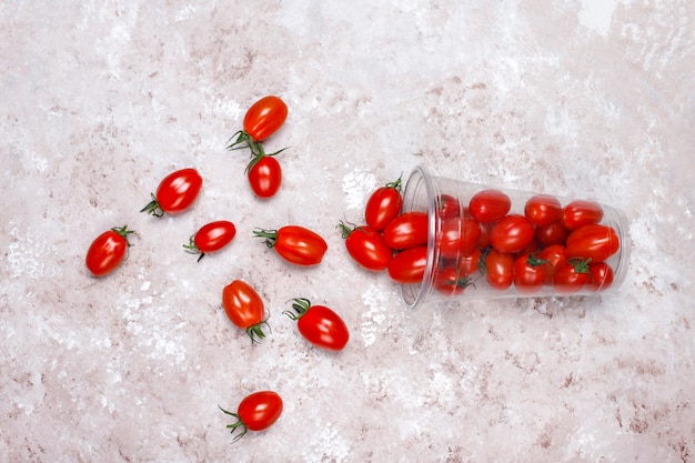 Kirschtomaten von verschiedenen Farb-, Gelben und Rotenkirschtomaten auf hellem Hintergrund