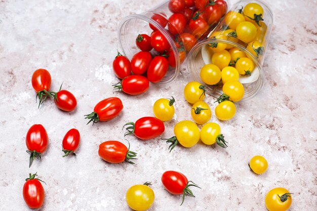 Kirschtomaten von verschiedenen Farb-, Gelben und Rotenkirschtomaten auf hellem Hintergrund