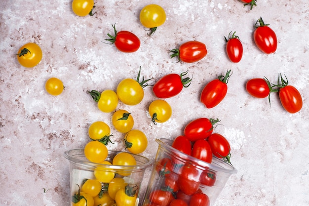 Kirschtomaten von verschiedenen Farb-, Gelben und Rotenkirschtomaten auf hellem Hintergrund