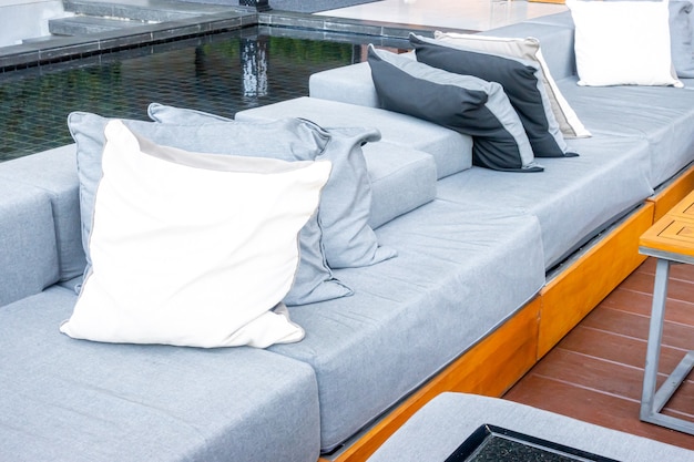 Bunte kissen auf sofa in der außenterrasse | Premium-Foto