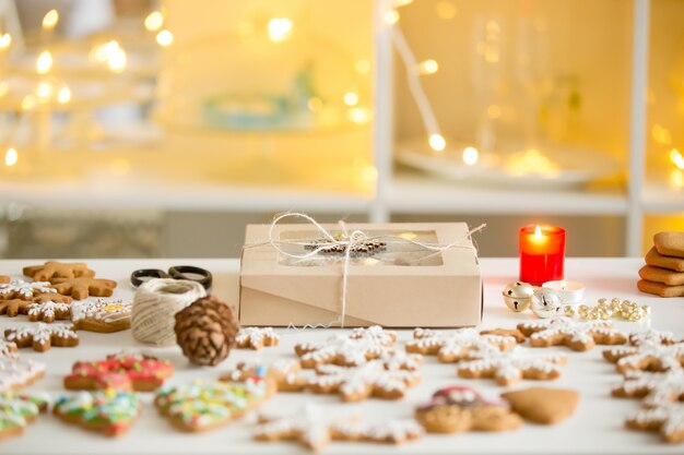 Kiste mit Keksen, Lebkuchen aus verschiedenen Formen, weiß d