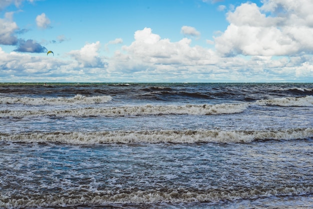 Kostenloses Foto kiten auf der kalten ostsee